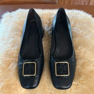 Tory Burch Georgia Black Leather Pumps Size 8 Gold Border Logo